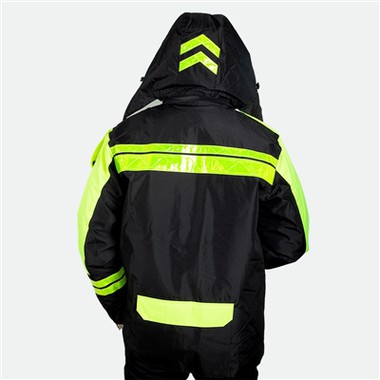 Wie pflegt man reflektierende Kleidung beim Einsatz im Freien?