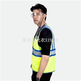 Jacke mit mehreren Taschen und reflektierenden Sicherheitswesten
