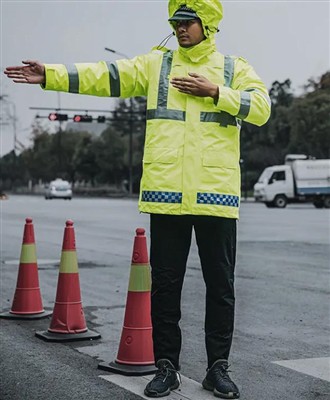 Was ist ein reflektierender Regenmantel?